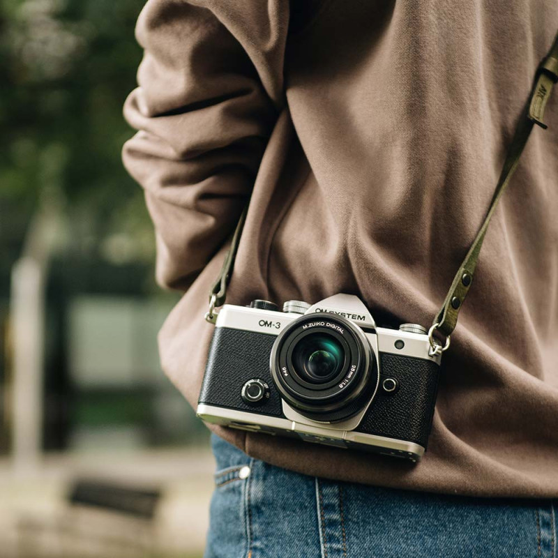 OM SYSTEM OM-3 Silver + Grip Leofoto