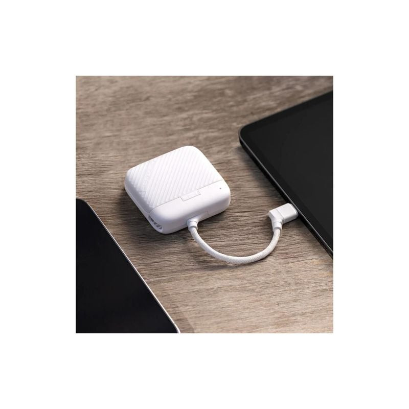 Lecteur de cartes PGYTECH CreateMate blanc connecté via câble USB-C à une tablette sur surface en bo
