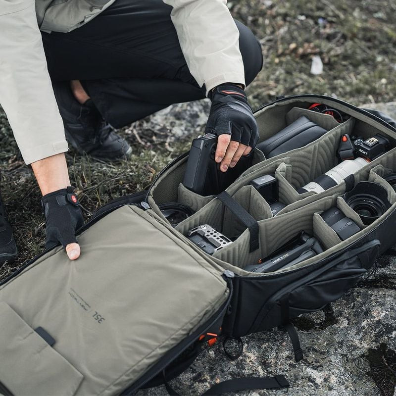 Gros plan sur le sac à dos PGYTECH OnePro Focux 25L Space Black ouvert, révélant les compartiments r