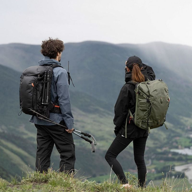 Couple de photographes portant des sacs à dos PGYTECH OnePro Focux 25L en Olive et Noir, surplombant