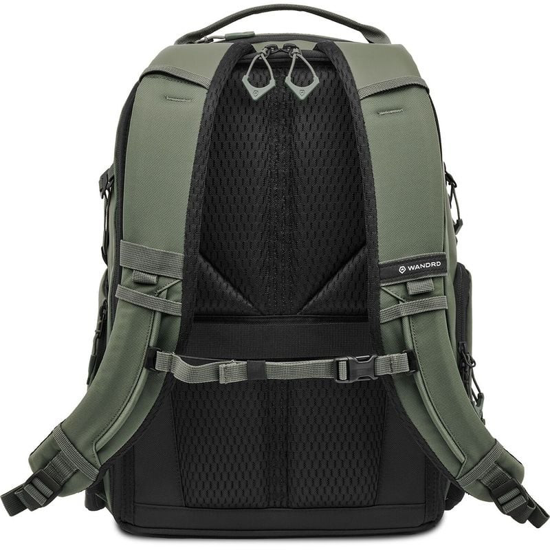 Vue arrière du sac à dos WANDRD PRVKE 31L en Wasatch Green, mettant en avant le panneau dorsal rembo