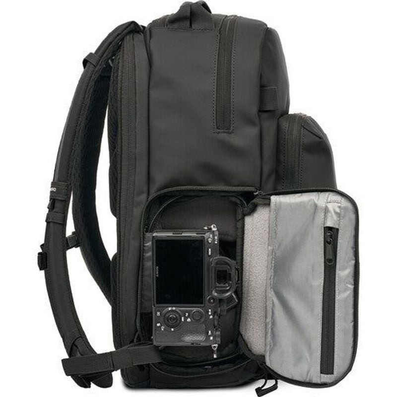 Gros plan sur le sac à dos WANDRD PRVKE 31L en vue de côté avec cube photo à cloisons ajustables et 