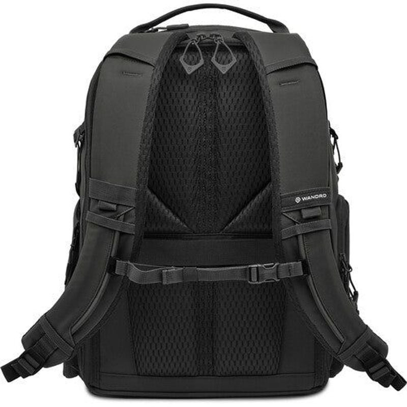 Sac à dos WANDRD PRVKE 31L poche latérale ouverte révélant appareil photo inséré, doublure rembourré