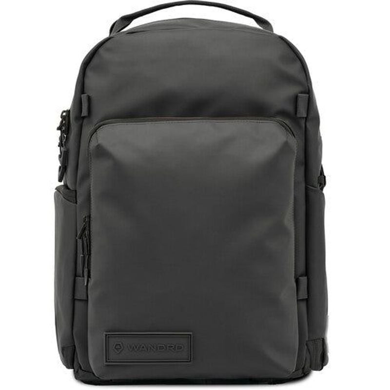 Vue de face du sac à dos WANDRD PRVKE 31L montrant le grand rabat du compartiment principal, le logo