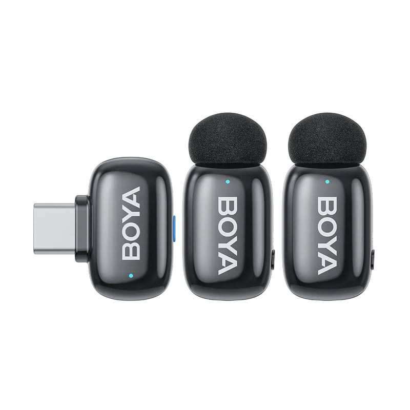 Gros plan des composants BOYA Mini-14 : récepteur USB-C, deux émetteurs avec micros omnidirectionnel