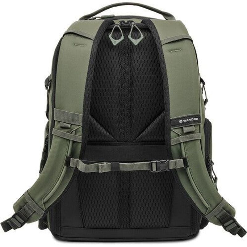 Vue arrière du sac à dos WANDRD PRVKE 21L en Wasatch Green montrant sangles rembourrées, panneau dor