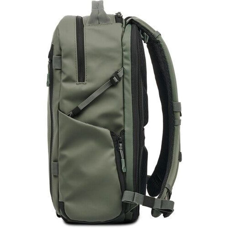 Sac à dos WANDRD PRVKE 21L Wasatch Green, vue angle côté gauche mettant en avant fermetures éclair, 