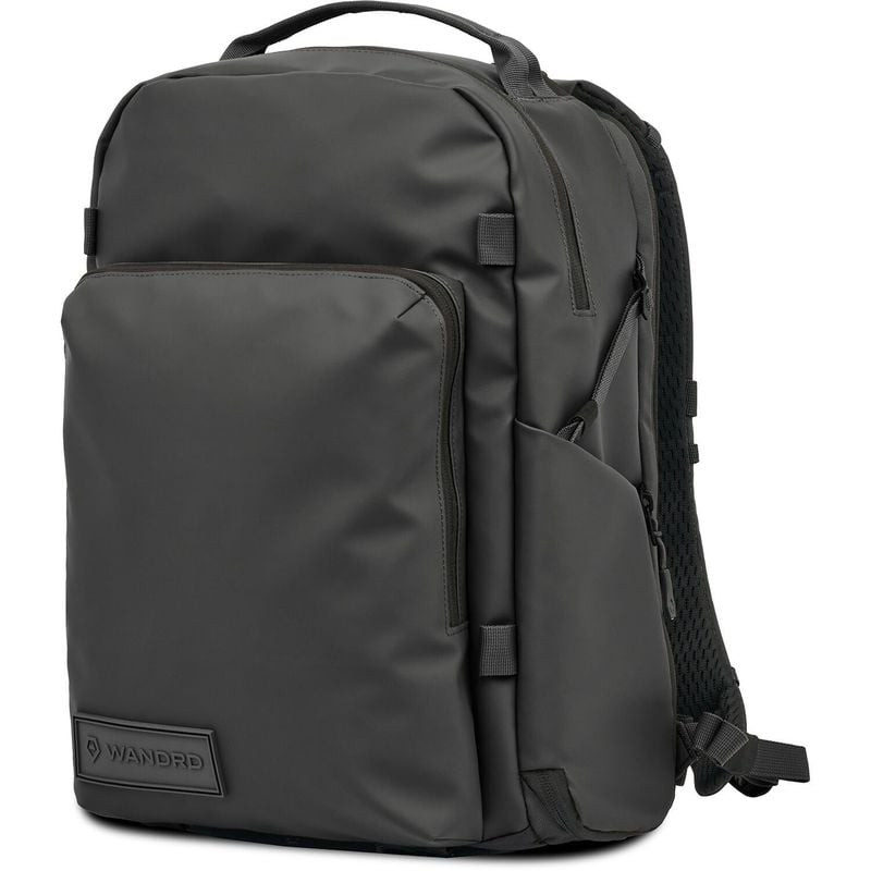 Sac à dos WANDRD PRVKE Pocket 31L, vue angle côté gauche montrant poche frontale, poignée supérieure