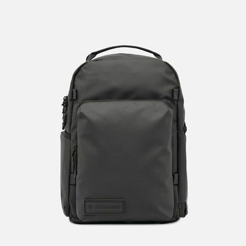 Sac à dos WANDRD PRVKE Pocket 21L noir affiché de face en angle, mettant en avant l'ouverture zippée