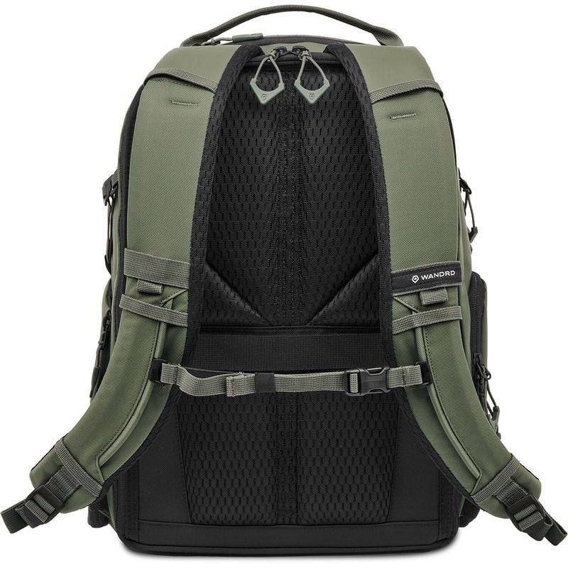 Vue arrière du sac à dos WANDRD PRVKE 21 Zip vert, avec panneau dorsal rembourré, sangles réglables,