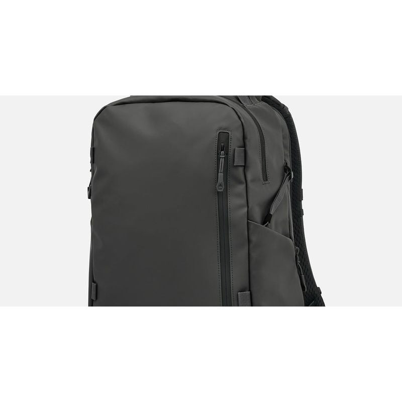 Vue de face du sac à dos WANDRD PRVKE Zip 649641 avec ouverture zippée et poche avant.