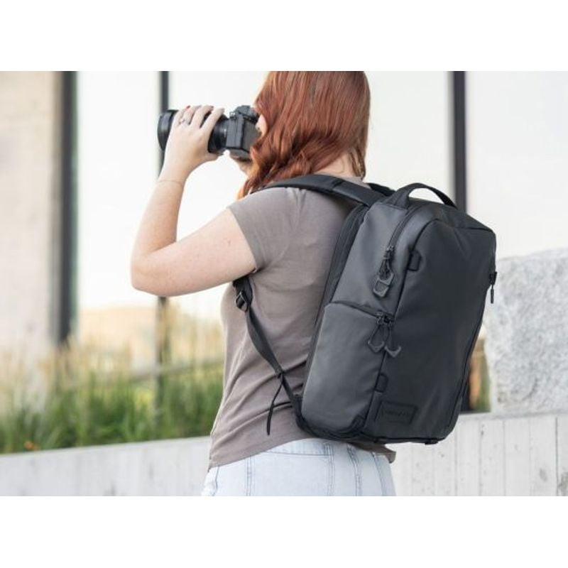 Gros plan de l'ouverture zippée du sac à dos WANDRD PRVKE Zip 649641, mettant en évidence des compar