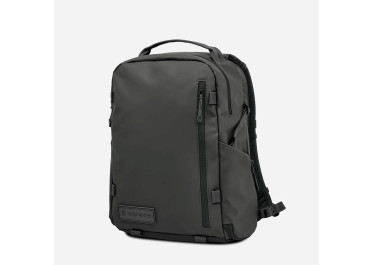Vue de face du sac à dos WANDRD PRVKE Zip 21 l noir avec ouverture zippée et poche avant.