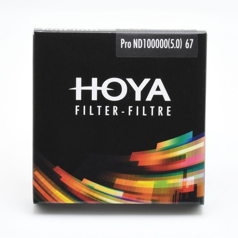 Photographie du filtre Hoya Pro ND100000 67mm mettant en valeur le cadre métallique fin et le revête