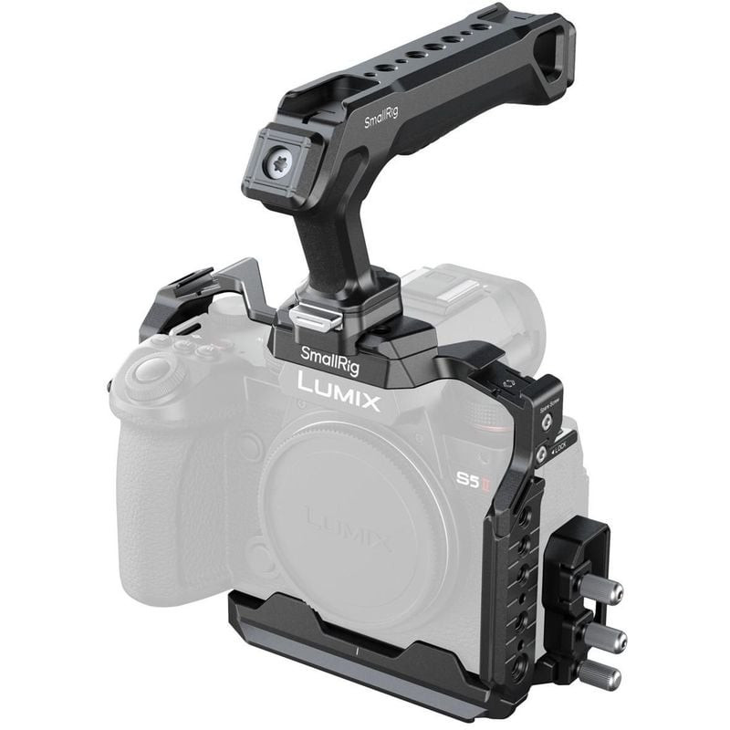 Kit de cage SmallRig 5752 sur Panasonic LUMIX S5 II avec poignée supérieure et serre-câble en studio