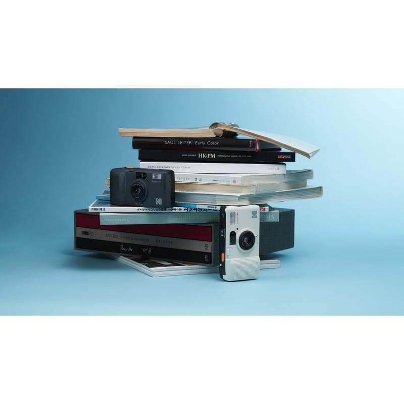 KODAK SNAPIC A1 IVORY WHITE sur une table en bois avec des pellicules photo