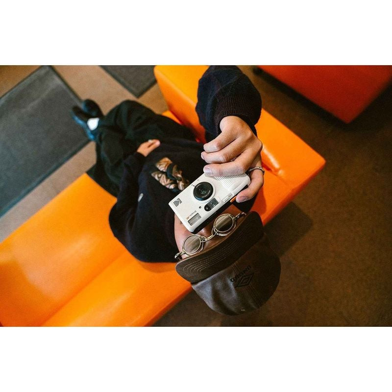 KODAK SNAPIC A1 RHINO GREY au coin d'un café, prêt à capturer des souvenirs