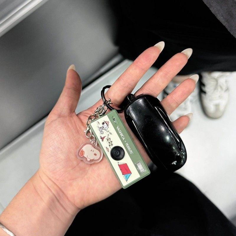 YASHICA FUNTASTIC PEANUTS SNOOPY'S SUMMIT APN PORTE CLES : appareil photo miniature en extérieur, am