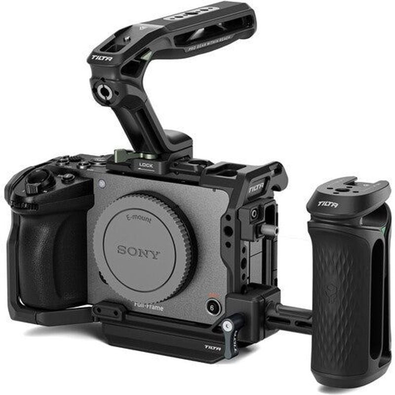 Vue du dessous de la cage Tilta pour Sony FX5 montrant la plaque ARCA pour un montage rapide sur tré