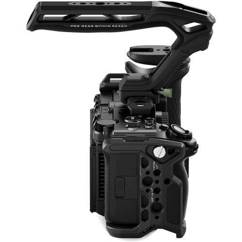 Vue latérale de la cage caméra Tilta pour Sony FX5 montrant le serre-câble HDMI verrouillable et l'a