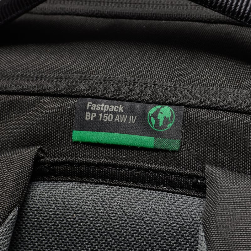 Vue détaillée du panneau dorsal rembourré et du harnais réglable du Lowepro Fastpack BP 150 AW IV 20