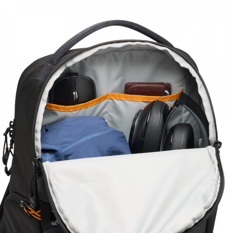 Personne portant le sac à dos Lowepro Fastpack BP 150 AW IV (2010623) dans une rue urbaine, mains li