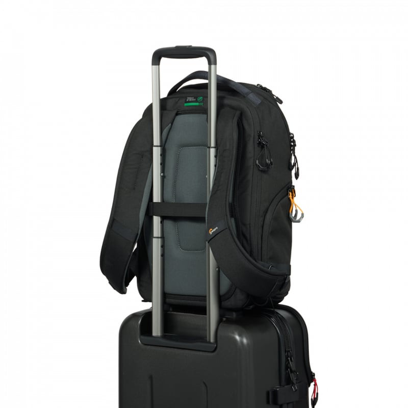 Sac à dos Lowepro Fastpack BP 150 AW IV sur une table avec appareil hybride et accessoires montrant 