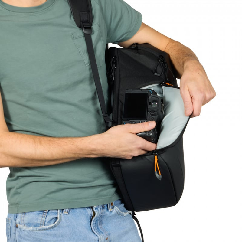 Photographe utilisant le sac à dos LOWEPRO FASTPACK BP150 AW IV BLACK en pleine nature