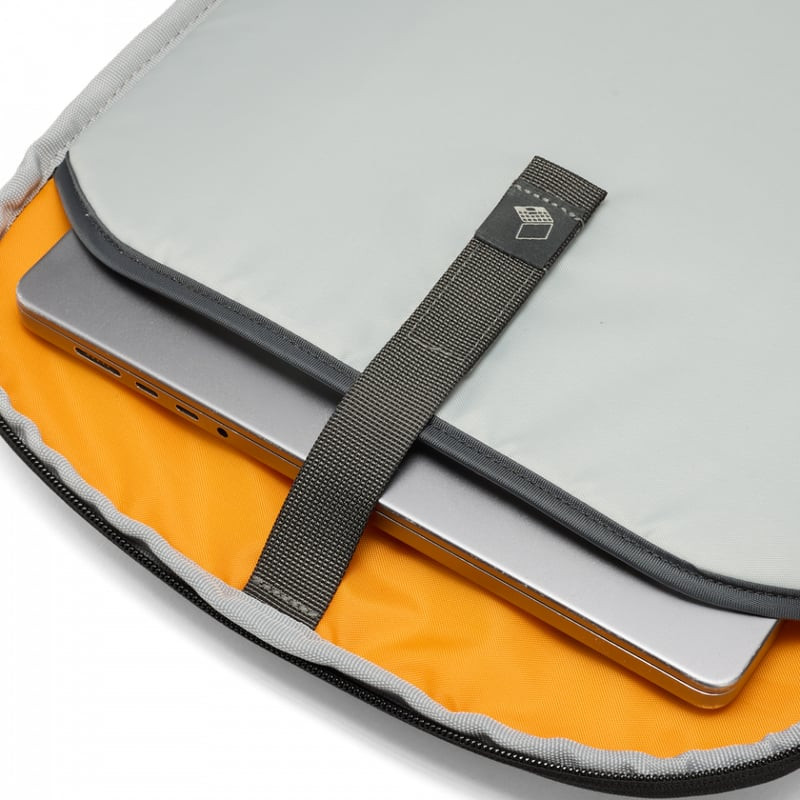 Détail de l'ouverture latérale rapide du sac à dos LOWEPRO FASTPACK BP250 AW IV BLACK