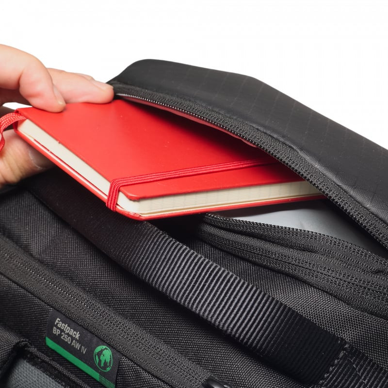 Détail du sac à dos LOWEPRO FASTPACK BP250 AW IV BLACK avec ouverture latérale rapide