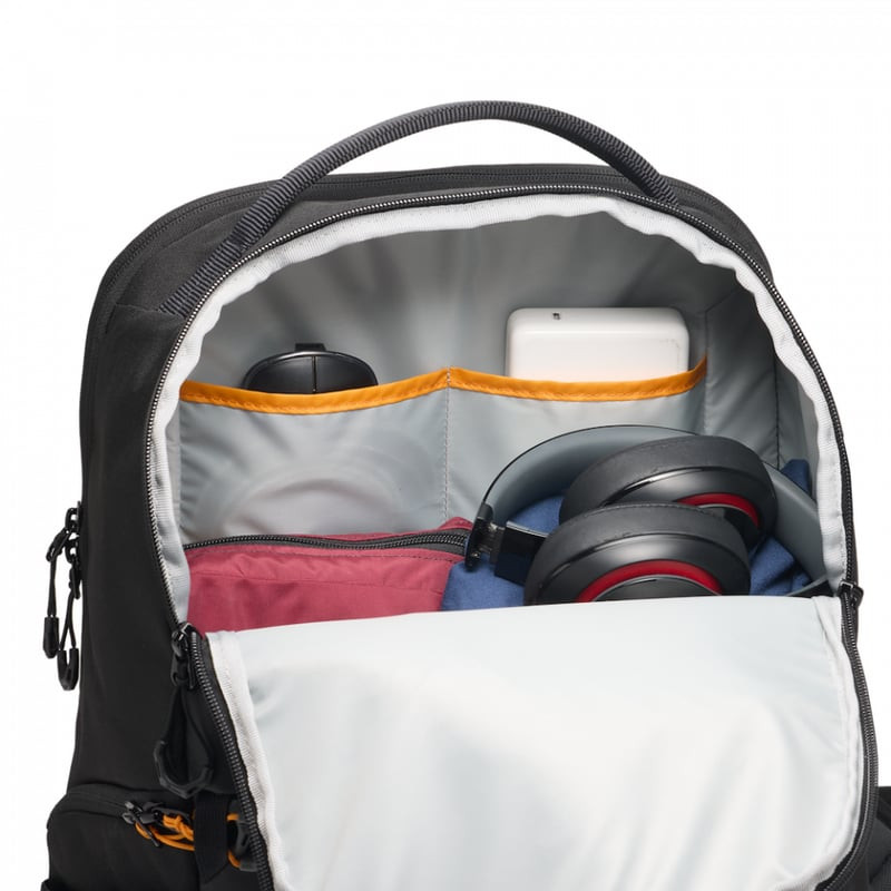 Sac à dos LOWEPRO FASTPACK BP250 AW IV BLACK en extérieur, avec lumière naturelle et décor urbain.