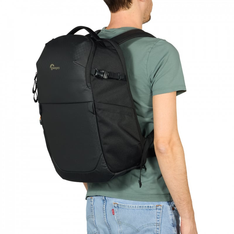 Photographe en extérieur portant le sac à dos LOWEPRO FASTPACK BP250 AW IV BLACK