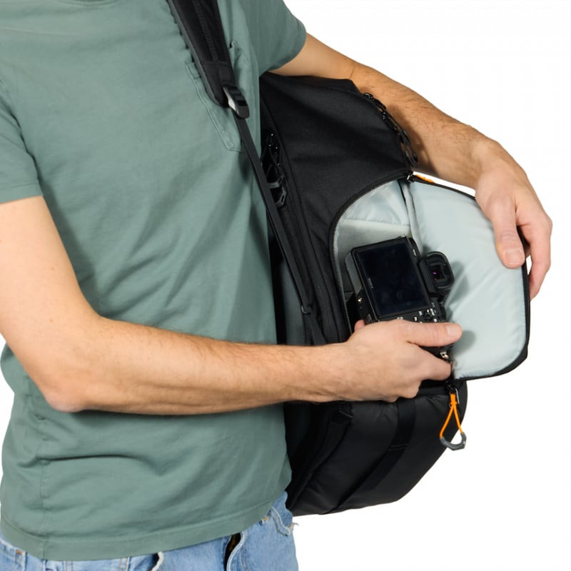 Sac à dos LOWEPRO FASTPACK BP250 AW IV BLACK porté par un photographe en extérieur, accès rapide à l