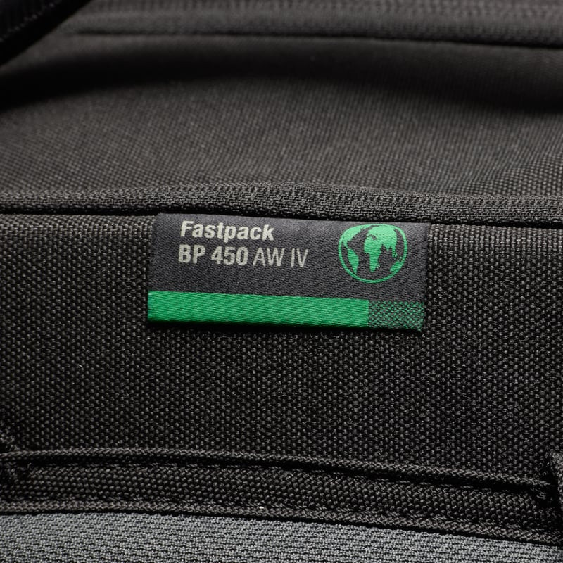 Gros plan sur l'ouverture latérale du sac photo Lowepro Fastpack BP 450 AW IV 28L.