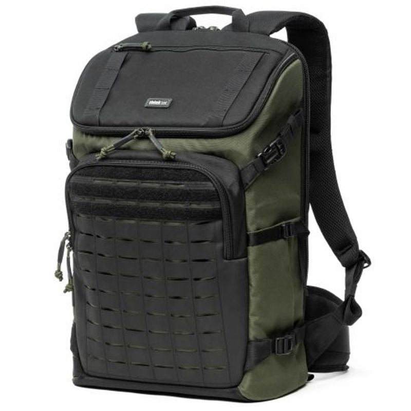 Vue de face du sac à dos tactique Think Tank DarkLight 25L Montane Green avec panneau MOLLE.