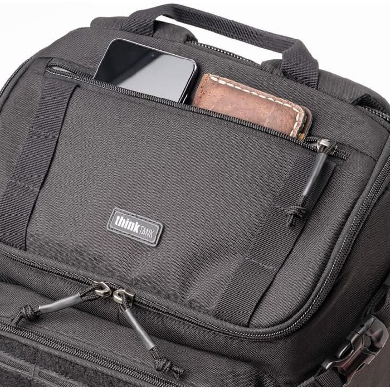 THINK TANK DARKLIGHT BACKPACK 20L BLACK : détail du panneau MOLLE et de l'accès arrière.