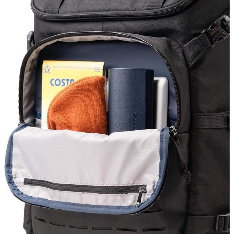 Détail du sac à dos THINK TANK DARKLIGHT BACKPACK 20L BLACK avec panneau MOLLE