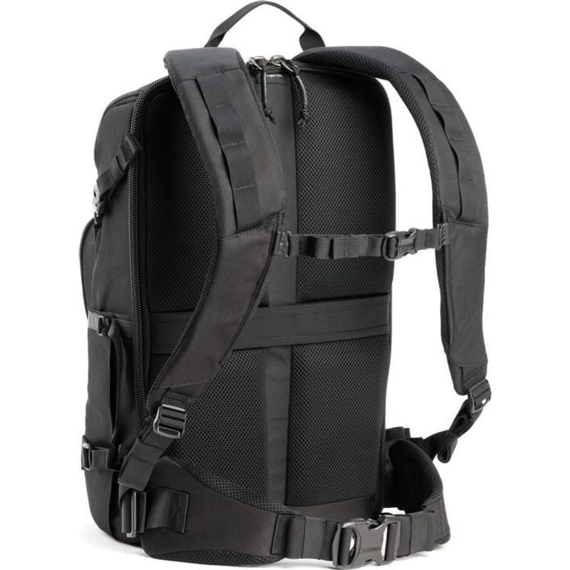 Sac à dos photo Think Tank DarkLight Backpack 20L noir en environnement urbain