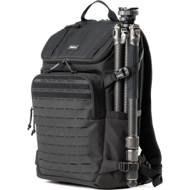 THINK TANK DARKLIGHT BACKPACK 20L BLACK posé sur un banc, ambiance urbaine, avec un reflex à proximi