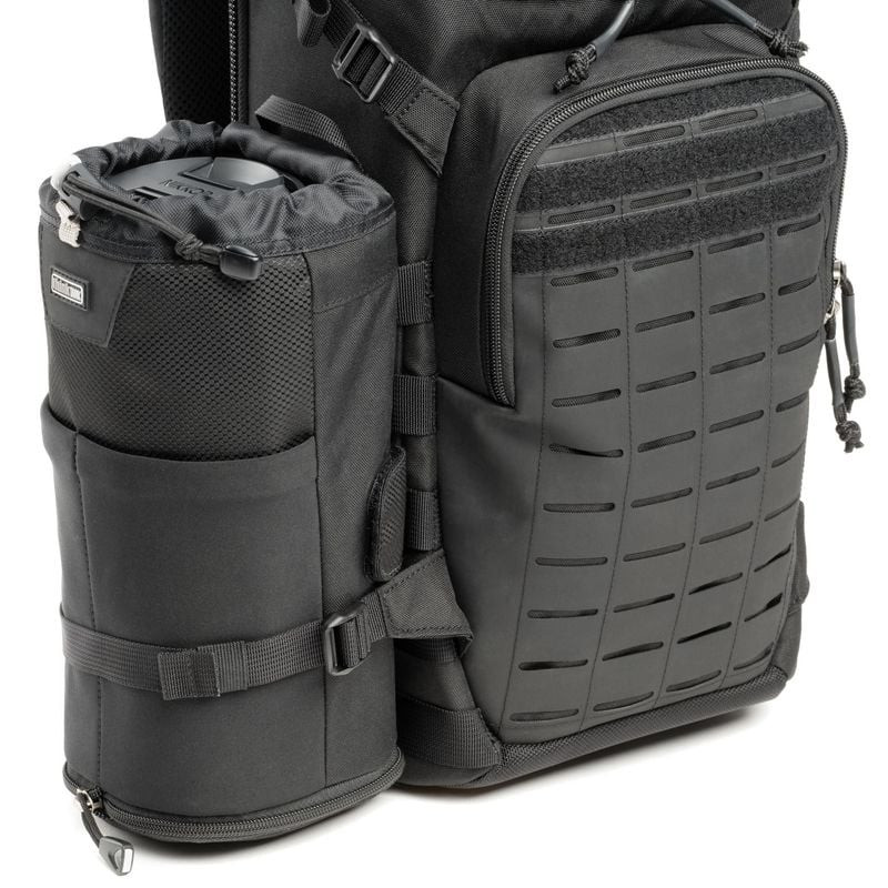 Sangles tactiques sur le sac à dos Think Tank DarkLight 14L pour fixer des accessoires