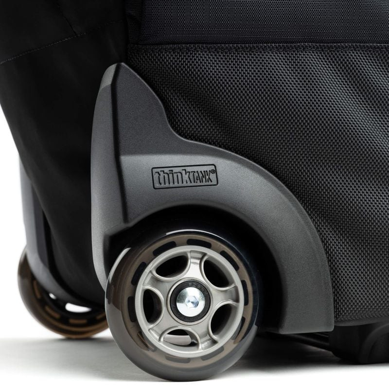 Détail du THINK TANK AIRPORT ESSENTIALS ROLLING BACKPACK : roues 80mm, poignée et protections