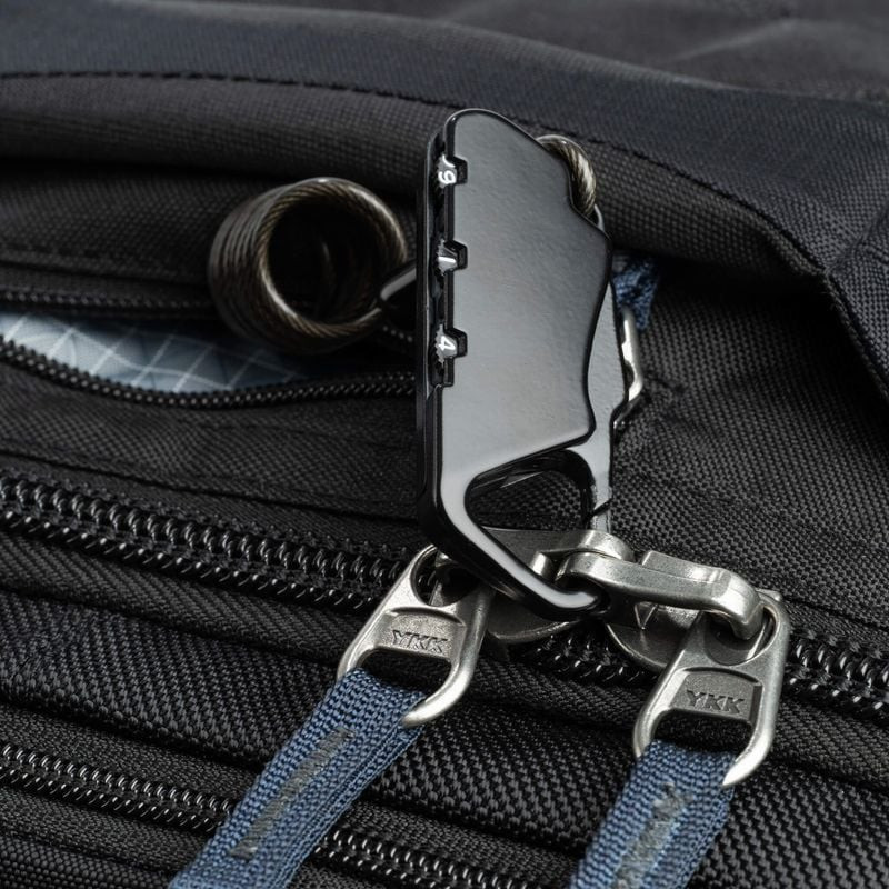 THINK TANK AIRPORT ESSENTIALS ROLLING BACKPACK en détail : poignée, roues et bretelles pour un trans