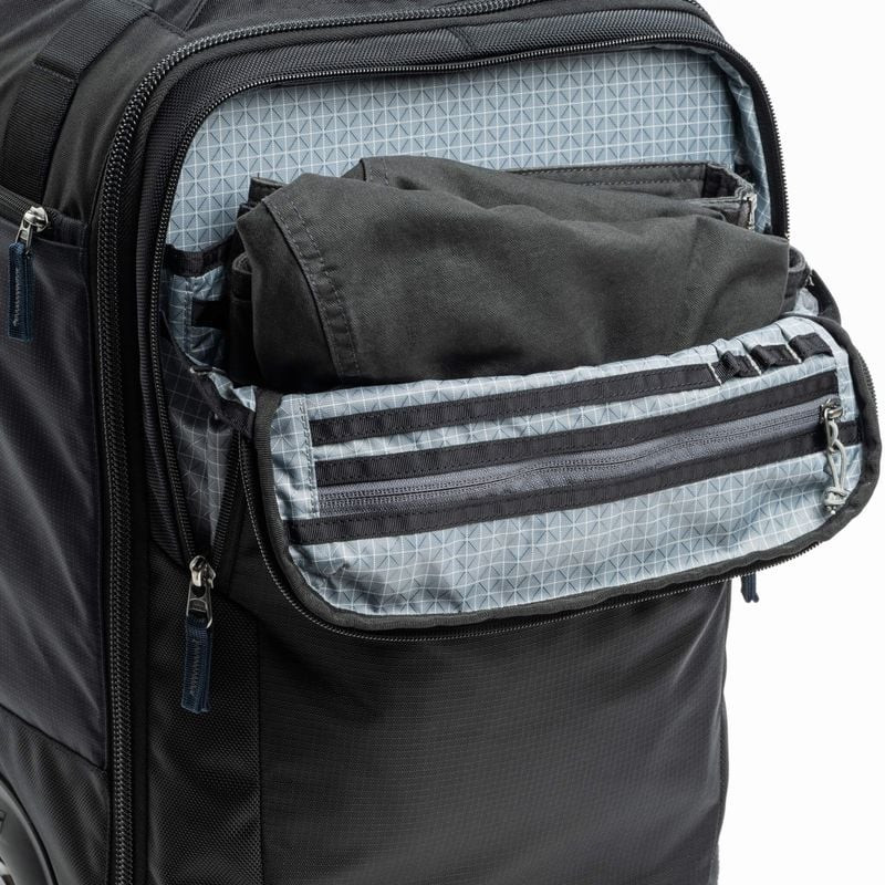 Détail du sac THINK TANK AIRPORT ESSENTIALS ROLLING BACKPACK : roues, poignée télescopique et bretel
