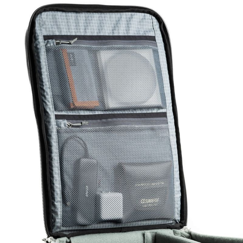 Détail du THINK TANK AIRPORT ESSENTIALS ROLLING BACKPACK : roues 80 mm, poignée télescopique et bret