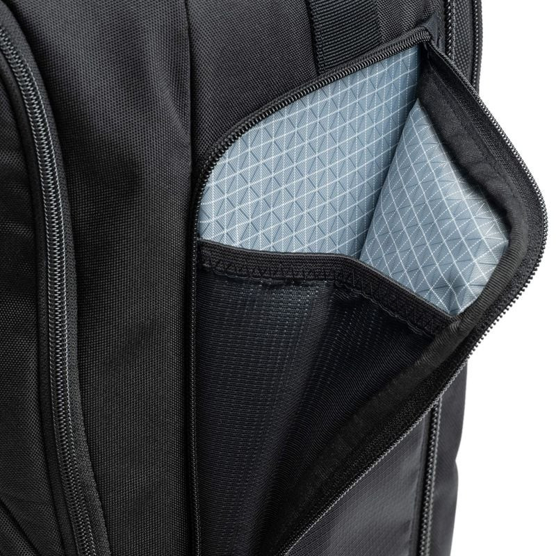 Détail du THINK TANK AIRPORT ESSENTIALS ROLLING BACKPACK, montrant ses roues et sa poignée télescopi