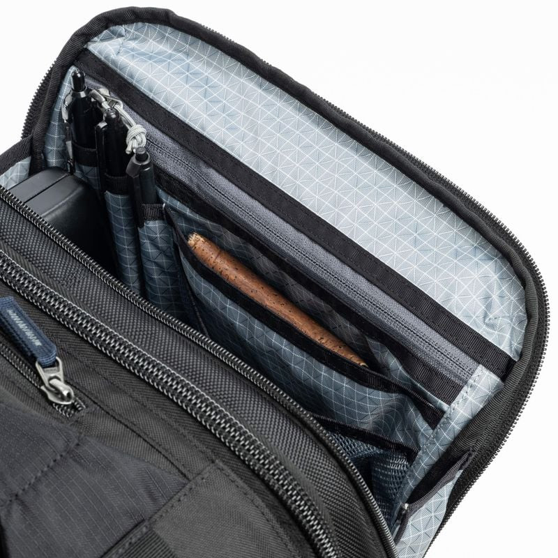 THINK TANK AIRPORT ESSENTIALS ROLLING BACKPACK - vue détaillée du sac hybride