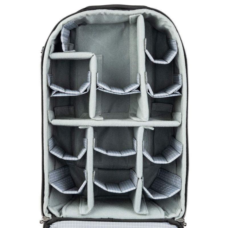 Photographe en déplacement avec le THINK TANK AIRPORT ESSENTIALS ROLLING BACKPACK dans un aéroport.
