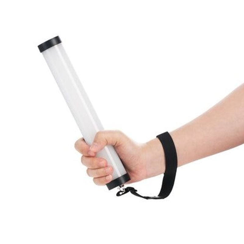 Créateur de contenu utilisant le Nanlite PavoTube II 6C comme lumière d'appoint dans un setup de vlo