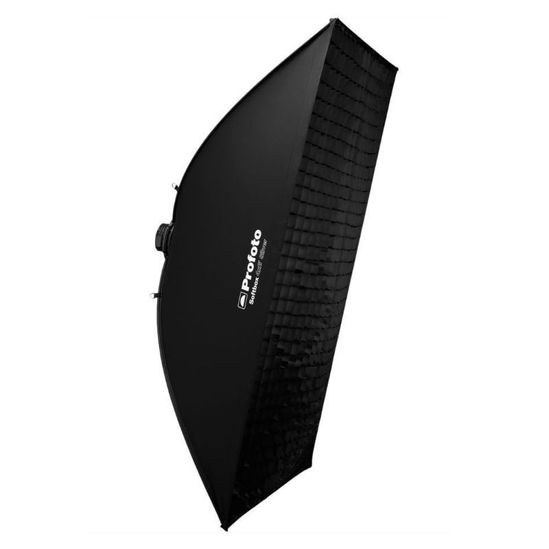 Le Profoto Softgrid 4x6' plié à côté de sa housse souple, soulignant la portabilité et la commodité 