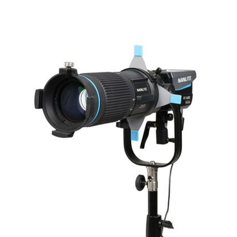 Plan d'ambiance du support de projection Nanlite FM monté sur un projecteur LED Nanlite en studio.